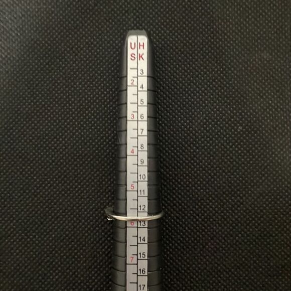 Small thin ring with a small red gem - Picture 5 of 6